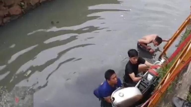 Pengendara Oleng, Motor dan Pengendaranya Nyemplung ke Kali di Cileungsi, Bogor