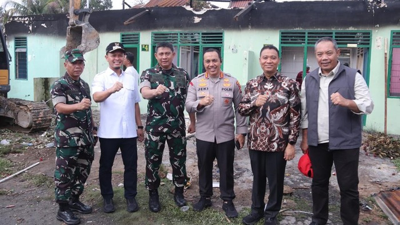 Enam Rumah Dinas TNI di Pekanbaru Dibangun Ulang Pasca Kebakaran Hebat Enam Rumah Dinas TNI di Pekanbaru Dibangun Ulang Pasca Kebakaran Hebat