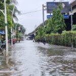 Jalan Ahmad Yani Jakarta Pusat Terendam Banjir, Pemotor Terpaksa Naik Trotoar