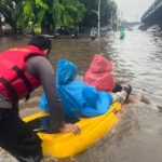 Banjir Pulogadung dan Kebon Pala: Polisi Kerahkan Perahu Bantu Warga Terdampak