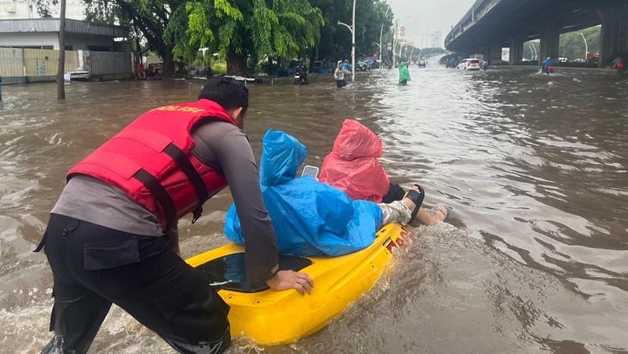 Banjir Pulogadung dan Kebon Pala: Polisi Kerahkan Perahu Bantu Warga Terdampak Banjir Pulogadung dan Kebon Pala: Polisi Kerahkan Perahu Bantu Warga Terdampak