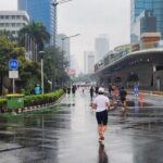 Gerimis Tak Surutkan Semangat Warga Berlari di CFD Bundaran HI Jakarta