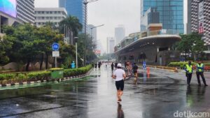 Gerimis Tak Surutkan Semangat Warga Berlari di CFD Bundaran HI Jakarta