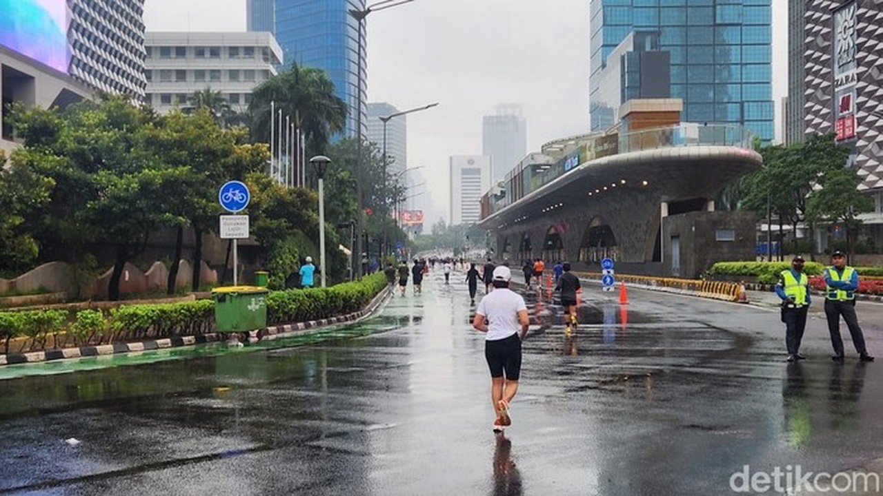 Gerimis Tak Surutkan Semangat Warga Berlari di CFD Bundaran HI Jakarta