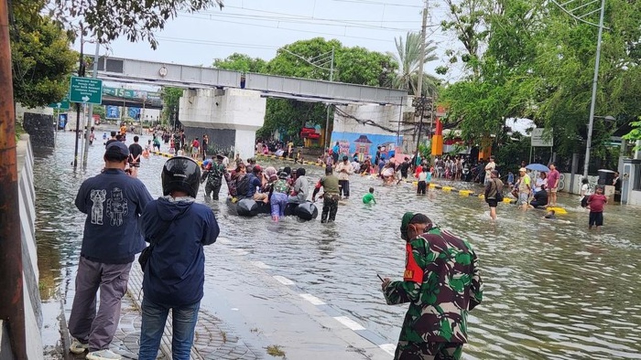 Jalan Gunung Sahari Jakarta Pusat Terendam Banjir, Warga Terpaksa Gunakan Perahu Karet