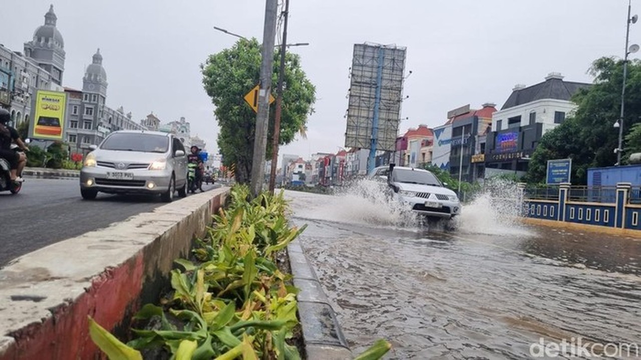 Banjir 30 Cm di Depan Balai Samudera Jakut, Contraflow Diterapkan untuk Atasi Kemacetan