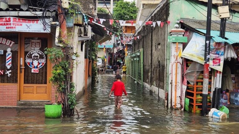 Banjir Jakarta Meluas: 36 RT Terendam, 27 Jalan Lumpuh, 43 Warga Mengungsi