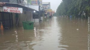 Banjir Kelapa Gading: Jalan Boulevard dan Pegangsaan Dua Terendam Air 5-35 Cm