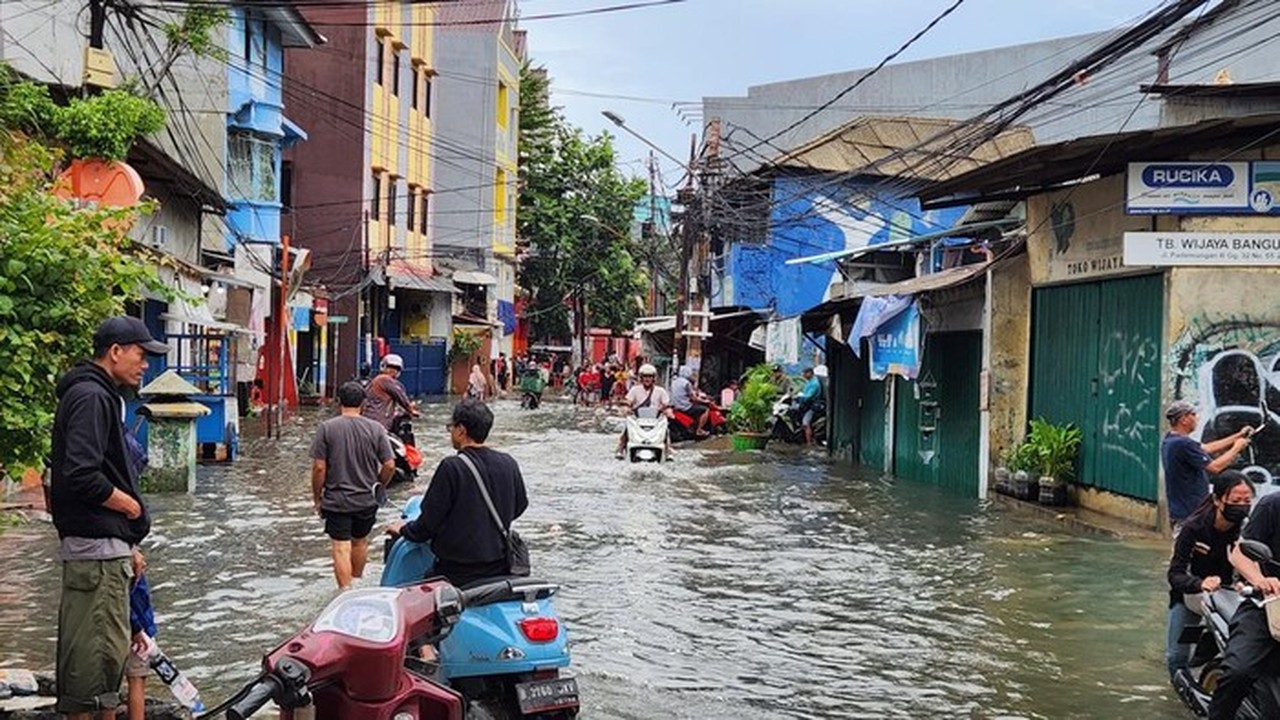 Banjir Pademangan Jakarta Utara: Warga Terpaksa Dorong Motor Lewati Genangan Air