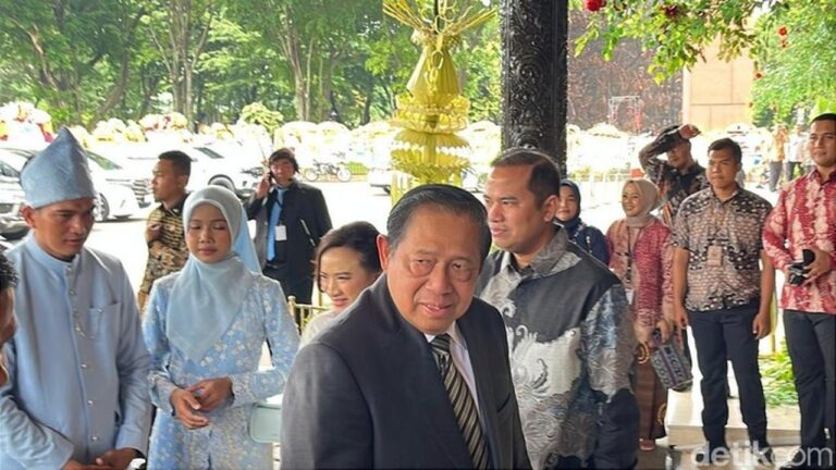 SBY Hadiri Pernikahan Sekpri Prabowo di TMII, Didampingi Kerabat Pengantin
