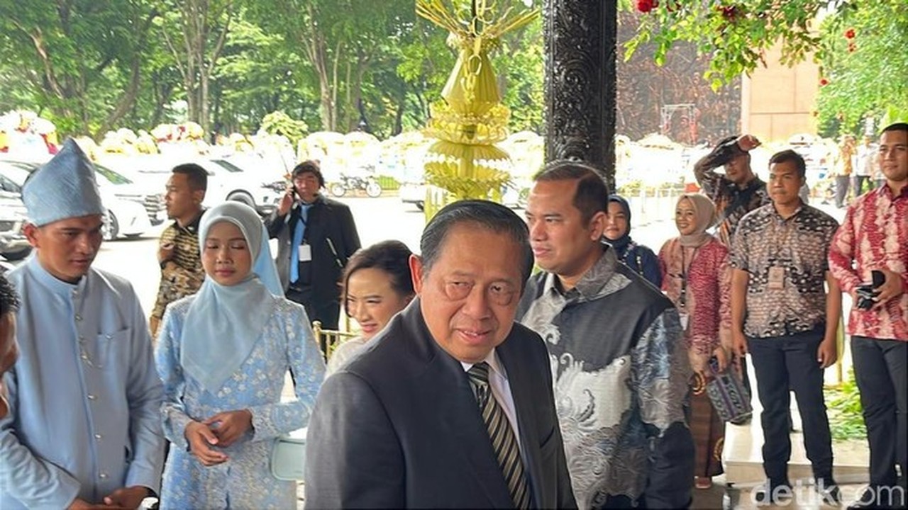 SBY Hadiri Pernikahan Sekpri Prabowo di TMII, Didampingi Kerabat Pengantin