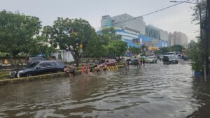 Jalan Gunung Sahari Jakarta Mulai Normal, Mobil Kembali Melintas Pasca Banjir