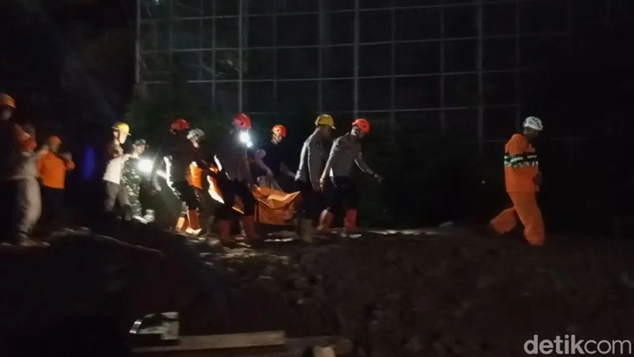 Foto: Petugas Gabungan Berhasil Mengevakuasi Seluruh Korban Tertimbun Tanah Longsor Di Sumedang (dwiky Maulana Velayati/detikjabar)
