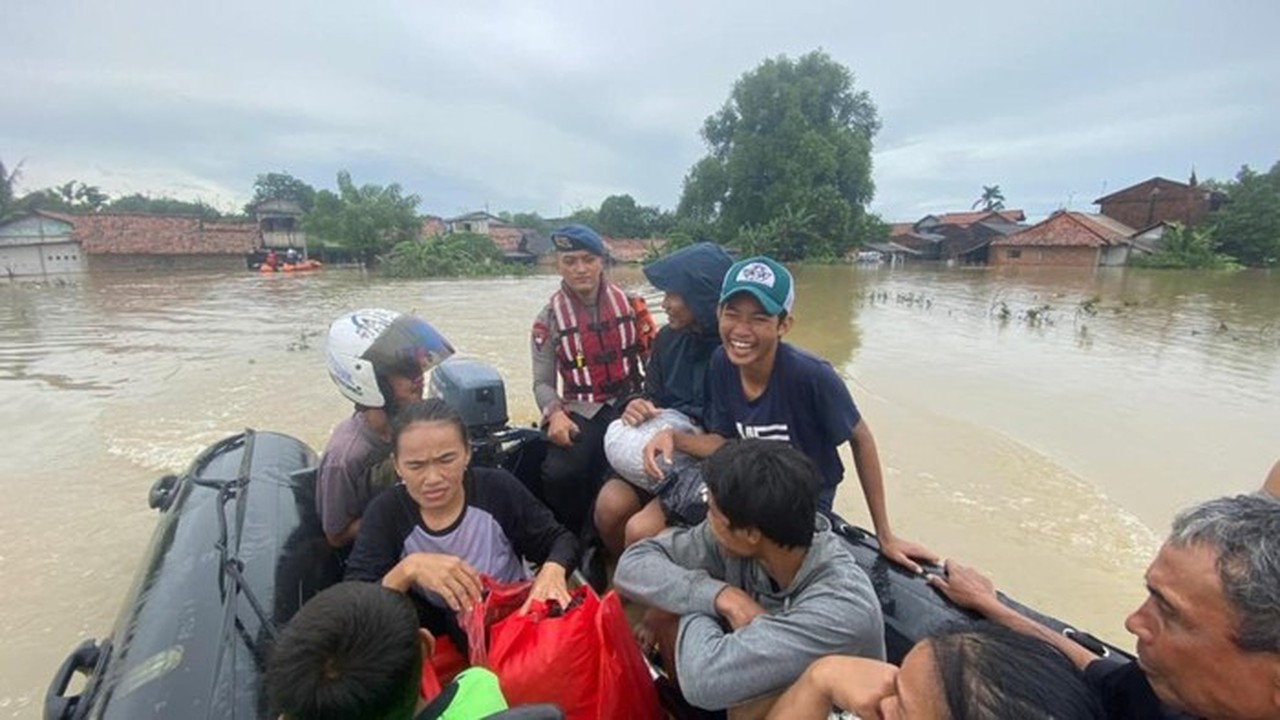Banjir Bekasi: Brimob Polda Metro Jaya Evakuasi Ratusan Warga Terdampak Luapan Kali Ulu