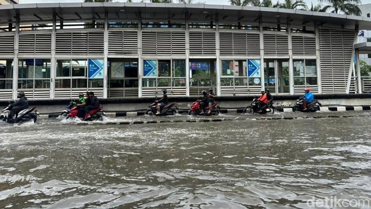 Banjir Jakarta Barat: 388 Warga Mengungsi Akibat Hujan Deras Sejak Semalam
