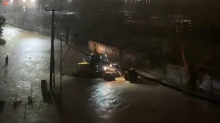 Jalan Lingkar Selatan Cilegon Terendam Banjir, Arus Lalu Lintas Lumpuh Total Jalan Lingkar Selatan Cilegon Terendam Banjir, Arus Lalu Lintas Lumpuh Total