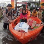 Banjir 50-60 Cm Landa Pegangsaan Dua Jakut, Warga Terpaksa Gunakan Perahu