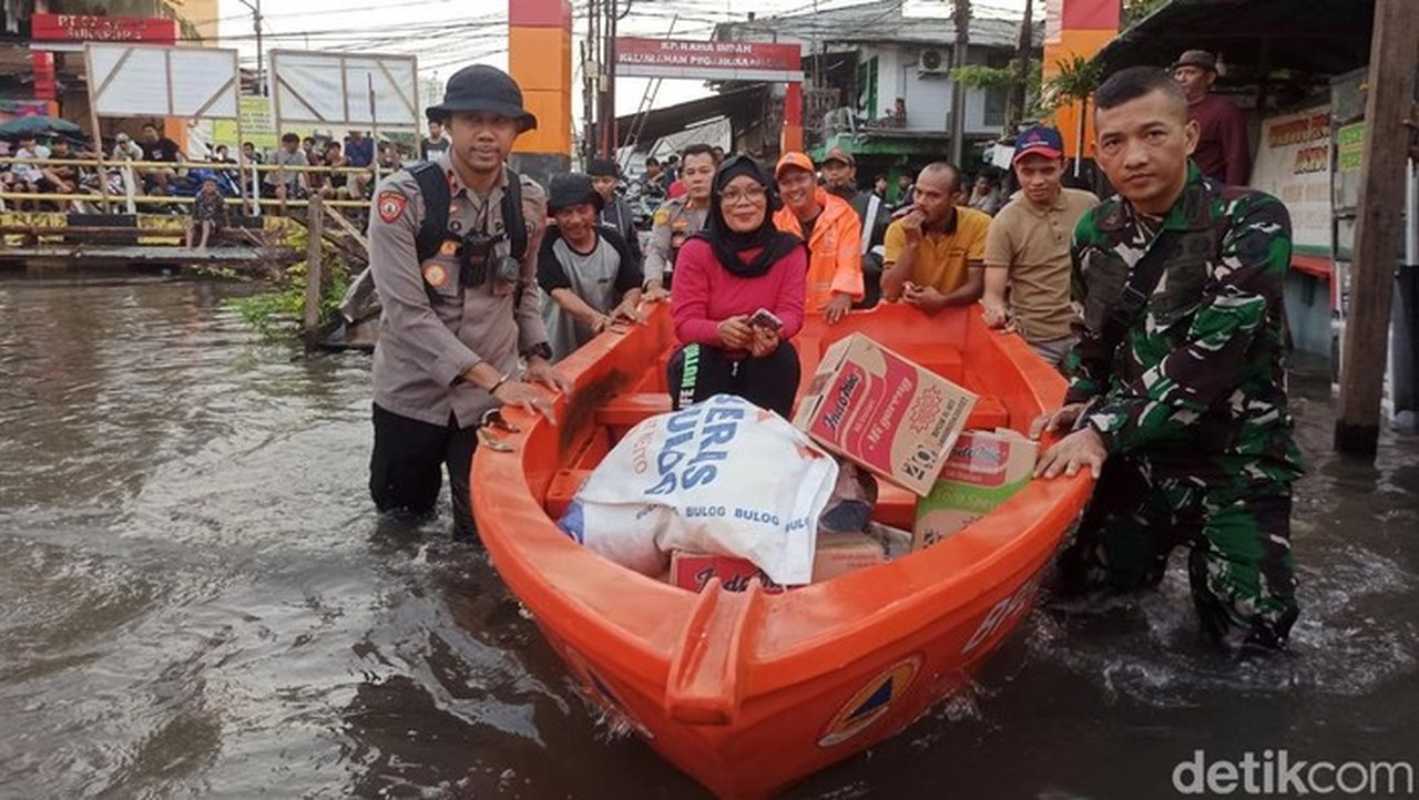 Banjir 50-60 Cm Landa Pegangsaan Dua Jakut, Warga Terpaksa Gunakan Perahu