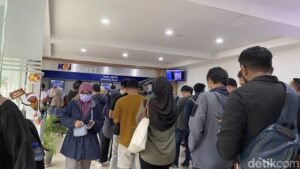 Banjir Pekalongan Lumpuhkan Jalur KA, Stasiun Semarang Tawang Dipadati Penumpang Batal Berangkat