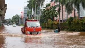 Banjir Jakarta Utara: 4 RT dan 12 Ruas Jalan Masih Terendam Hingga Malam Ini