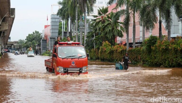 Banjir Jakarta Utara: 4 RT dan 12 Ruas Jalan Masih Terendam Hingga Malam Ini
