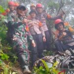 Tim SAR Dirikan Tenda di Puncak Maros-Pangkep Evakuasi Pesawat ATR 42-500 yang Jatuh