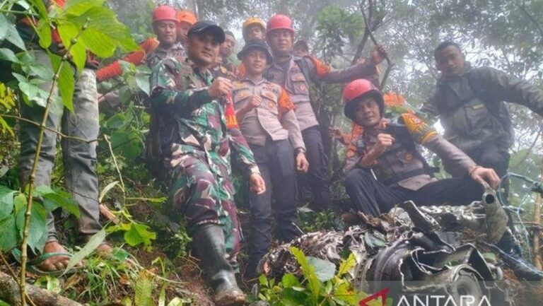 Tim SAR Dirikan Tenda di Puncak Maros-Pangkep Evakuasi Pesawat ATR 42-500 yang Jatuh