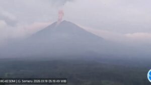 Gunung Semeru Meletus 6 Kali dalam Semalam, Kolom Abu Vulkanik Capai 1 Km