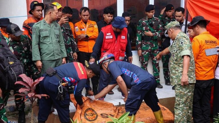 Jenazah Korban Pesawat ATR 42-500 Dievakuasi Lewat Jalur Darat Akibat Cuaca Buruk