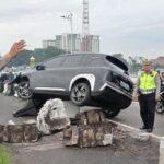 Mobil Listrik Oleng Tabrak Pembatas Jalan Kalibata, Lalu Lintas Jakarta Selatan Macet Parah