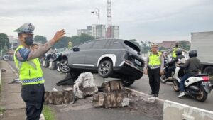 Mobil Listrik Oleng Tabrak Pembatas Jalan Kalibata, Lalu Lintas Jakarta Selatan Macet Parah