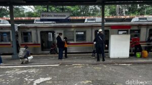 Penumpang KRL Pingsan di Stasiun Matraman Akibat Kelelahan, KAI Commuter Beri Imbauan