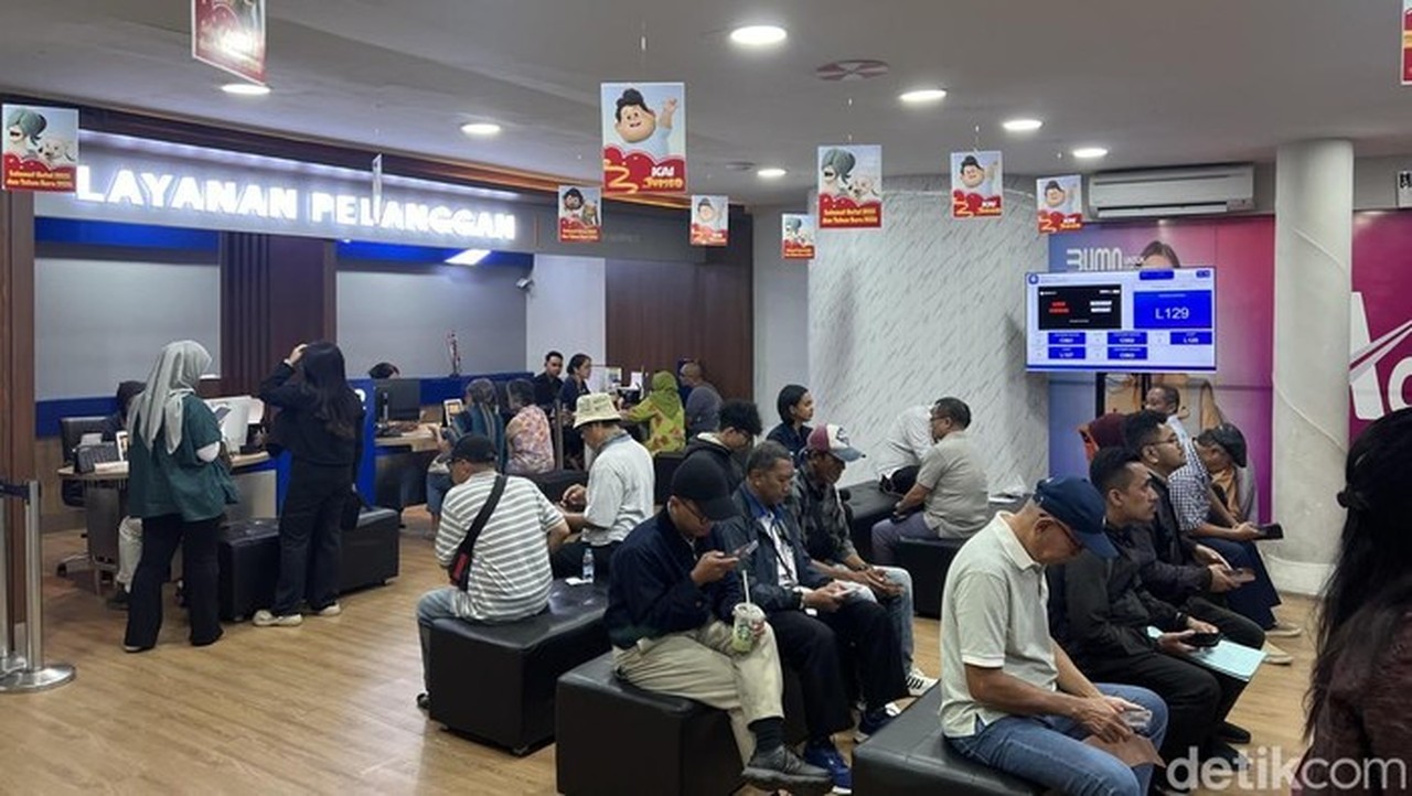 Banjir Landa Jalur Kereta, Perjalanan Tegal-Jakarta Batal, Penumpang Terpaksa Carter Mobil