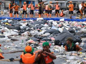 DLH DKI Angkut 137 Ton Sampah Ilegal di Laut Muara Baru, Oknum Swasta Diduga Pelaku