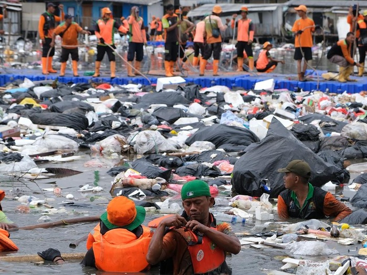DLH DKI Angkut 137 Ton Sampah Ilegal di Laut Muara Baru, Oknum Swasta Diduga Pelaku DLH DKI Angkut 137 Ton Sampah Ilegal di Laut Muara Baru, Oknum Swasta Diduga Pelaku
