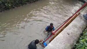 Motor Nyemplung ke Kali di Cileungsi Bogor Akibat Tali Gas Bermasalah, Pengendara Selamat