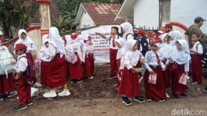 SDN Gerendong 1 Pandeglang Disegel Ahli Waris, Siswa Terpaksa Belajar di Rumah