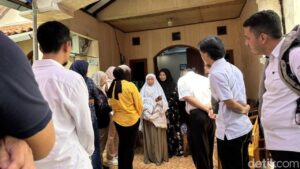 Rumah Orang Tua Pegawai KKP Penumpang Pesawat ATR yang Jatuh Ramai Didatangi Kerabat