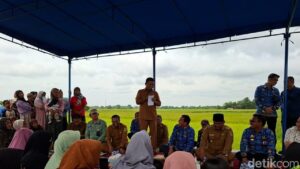 20 Tahun Rusak, Jalan Desa Badak Anom Tangerang Akhirnya Dibeton Gubernur Andra Soni