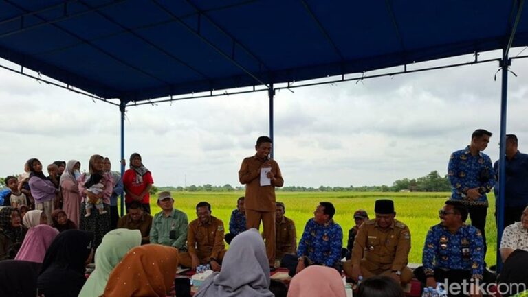 20 Tahun Rusak, Jalan Desa Badak Anom Tangerang Akhirnya Dibeton Gubernur Andra Soni