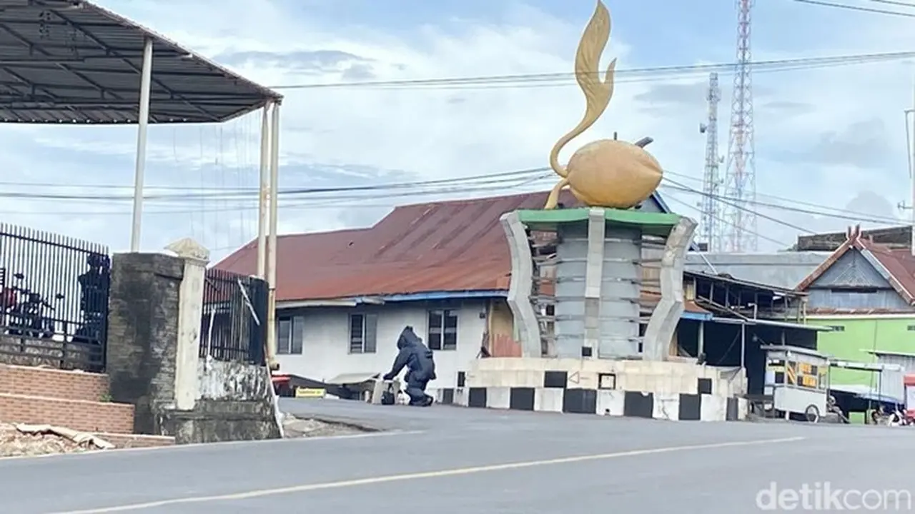 Foto: Tim Gegana Diturunkan Mengamankan Ransel Mencurigakan Di Tugu Tunas Kelapa Parepare. (ardiansyah/detiksulsel)