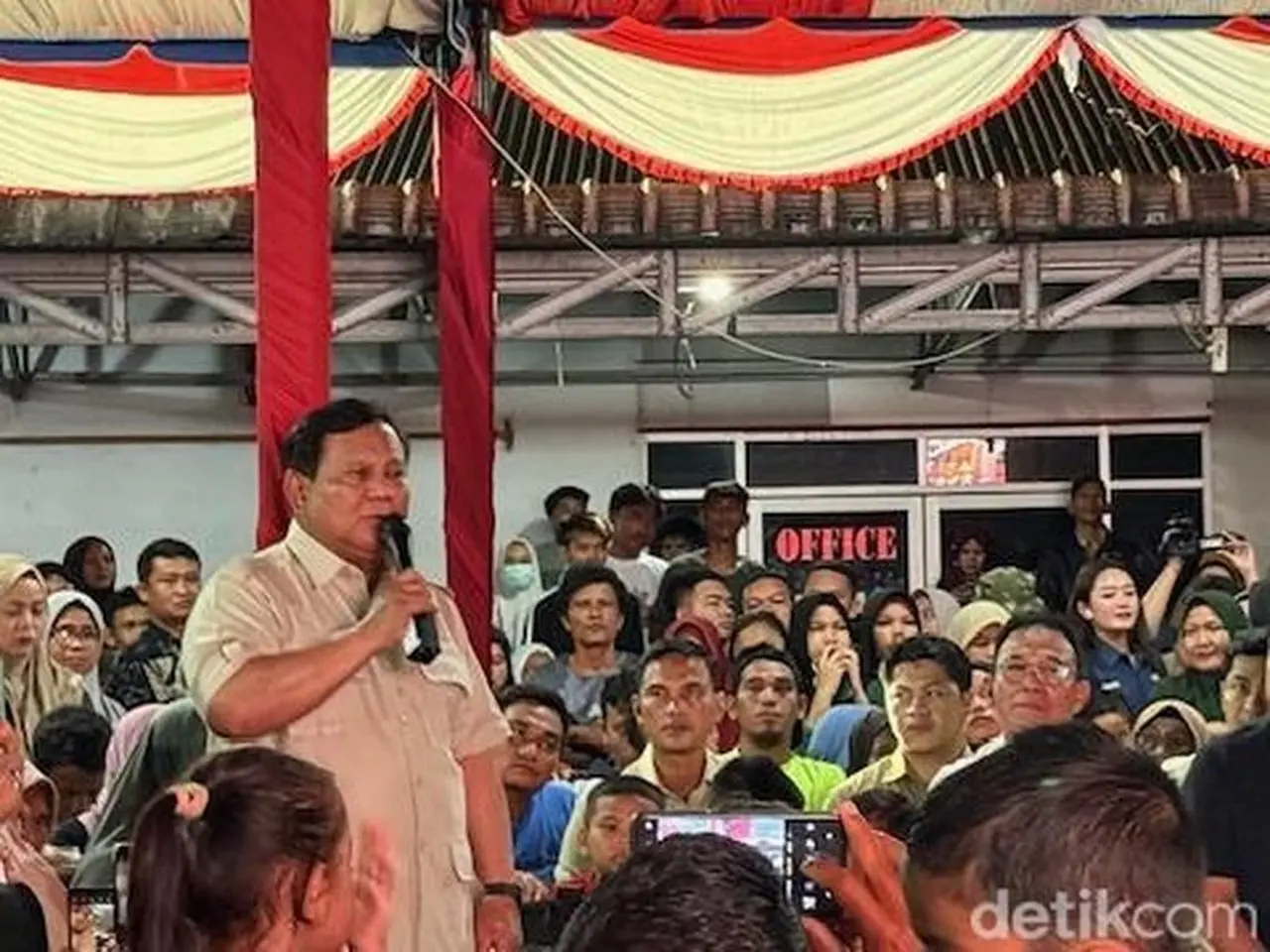 Presiden Prabowo Saat Menghabiskan Malam Tahun Baru Di Posko Pengungsian Desa Batu Hula, Tapanuli Selatan, Sumatera Utara. (foto: Eva/detikcom)