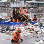 DLH DKI Ancam Proses Hukum Pelaku Pembuangan Sampah Ilegal di Laut Muara Baru Jakarta Utara