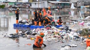 DLH DKI Ancam Proses Hukum Pelaku Pembuangan Sampah Ilegal di Laut Muara Baru Jakarta Utara