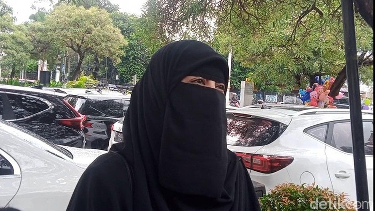 Umi Pipik Ungkap Wardatina Mawa Tetap Berprinsip dengan Cadar Meski Banjir Tawaran Brand Ambassador Umi Pipik Ungkap Wardatina Mawa Tetap Berprinsip dengan Cadar Meski Banjir Tawaran Brand Ambassador