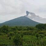 Gunung Ile Lewotolok Erupsi 99 Kali, 27 Desa di NTT Dilanda Hujan Abu Vulkanik