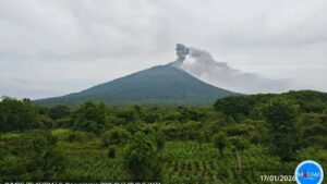 Gunung Ile Lewotolok Erupsi 99 Kali, 27 Desa di NTT Dilanda Hujan Abu Vulkanik