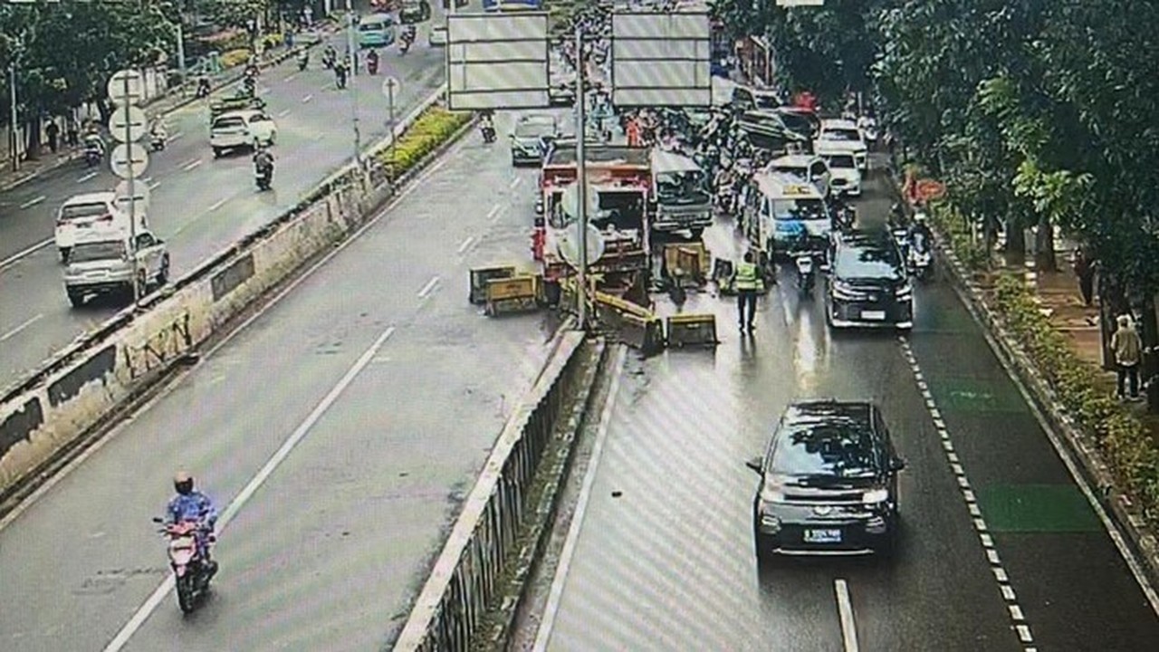 Truk Hilang Kendali Tabrak Pembatas Jalan Casablanca, Lalin Arah Tanah Abang Padat Merayap