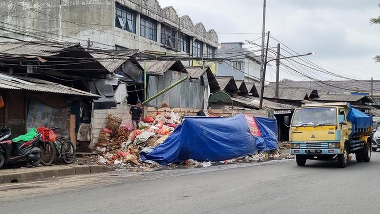 Tumpukan Sampah Masih Menggunung di Ciputat, Tangsel, Meski Status Darurat Telah Berakhir
