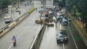 Truk Tabrak Pembatas Jalan Casablanca, Lalu Lintas ke Tanah Abang Terhambat